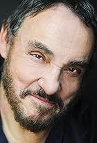 Foto de John Rhys-Davies pareja de Suzanne A. D. Wilkinson